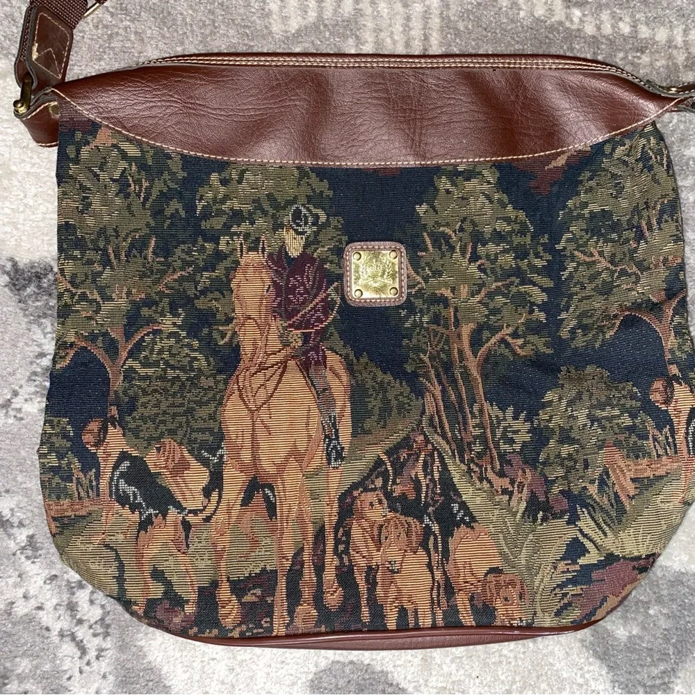 Vintage Capezio Collection Fox Hunting Royal British Scene Dance Duffle Bag - Picture 3 of 16